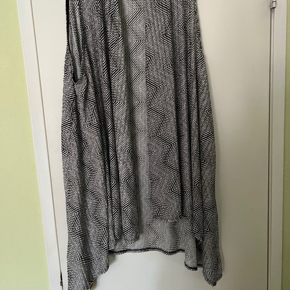 Avenue Brand new black and white stretchy sleeveless Kimono